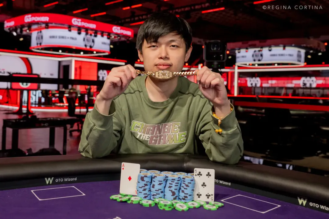 【WPT扑克】生涯首进WSOP奖励圈即登顶！华人博士生Honghao Zhang斩获$1500六人桌金手链