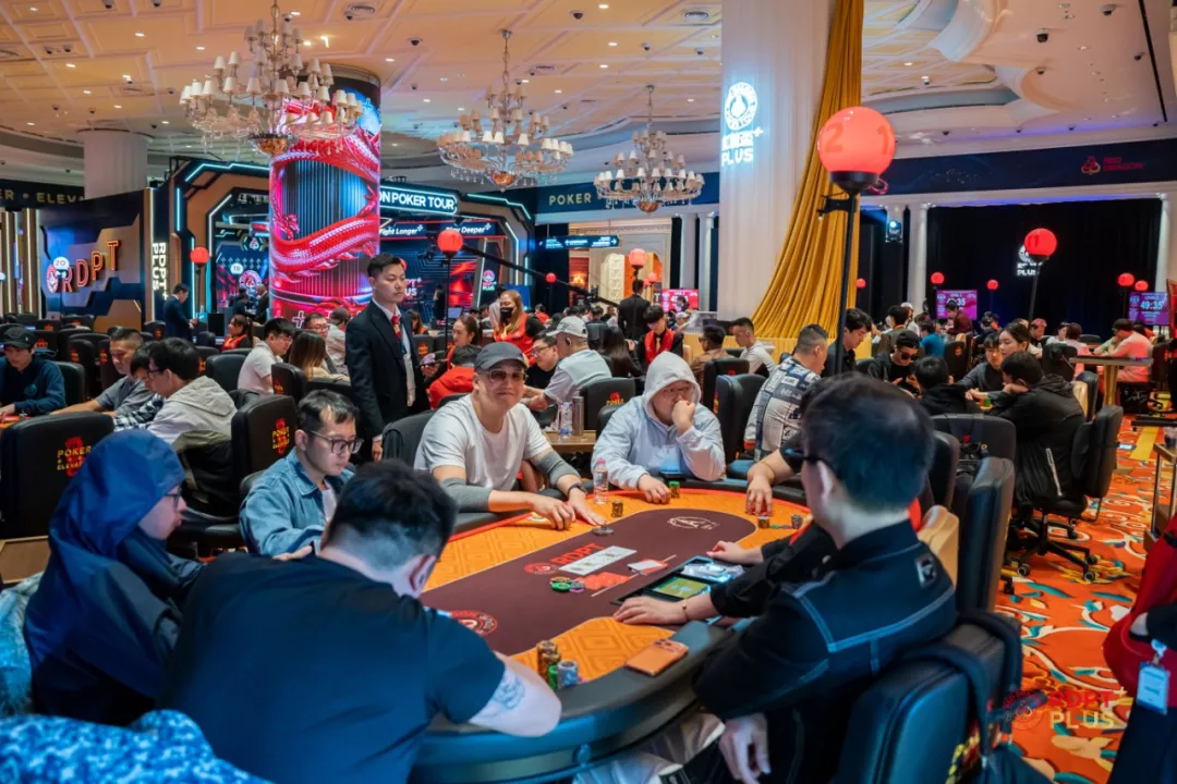 【WPT扑克】2026 红龙杯PLUS | 主赛第一轮收官，周懿楠首秀一发晋级，张晨旭setA遇河底同花，张馨月82.5万计分成超级CL