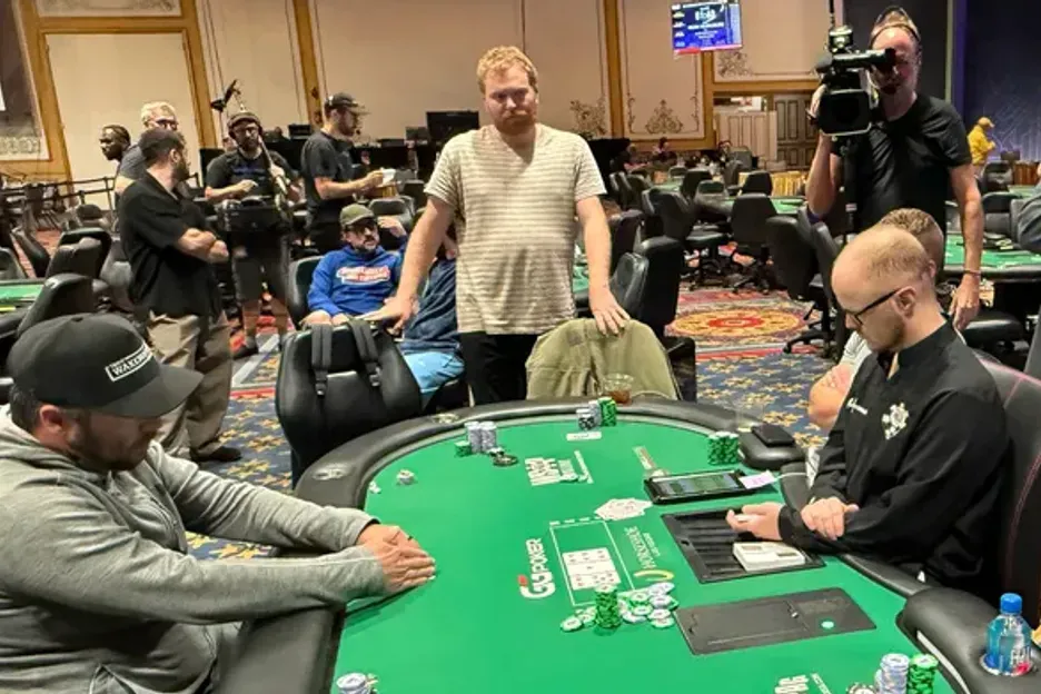 【WPT扑克】WSOP主赛事“拖时间门”:为躺赚2万美金,他磨了整整17分钟