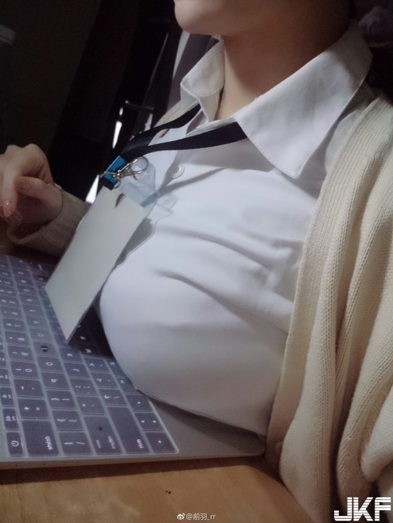 【WPT扑克】好胸！壞脾氣正妹「乳壓鍵盤」放好放滿，看得我都要喘不過氣了….
